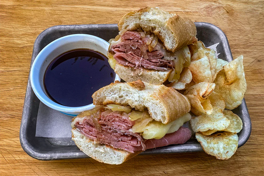 The Big Dipper hoagie — sous vide mørbrad med jarlsberg og karamellisert løk, dyppet i varm au jus