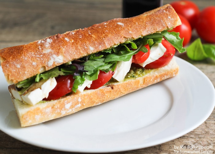 The Milkman hoagie — fersk mozzarella, basilikum pesto, tomat og rucola med balsamico-glasur
